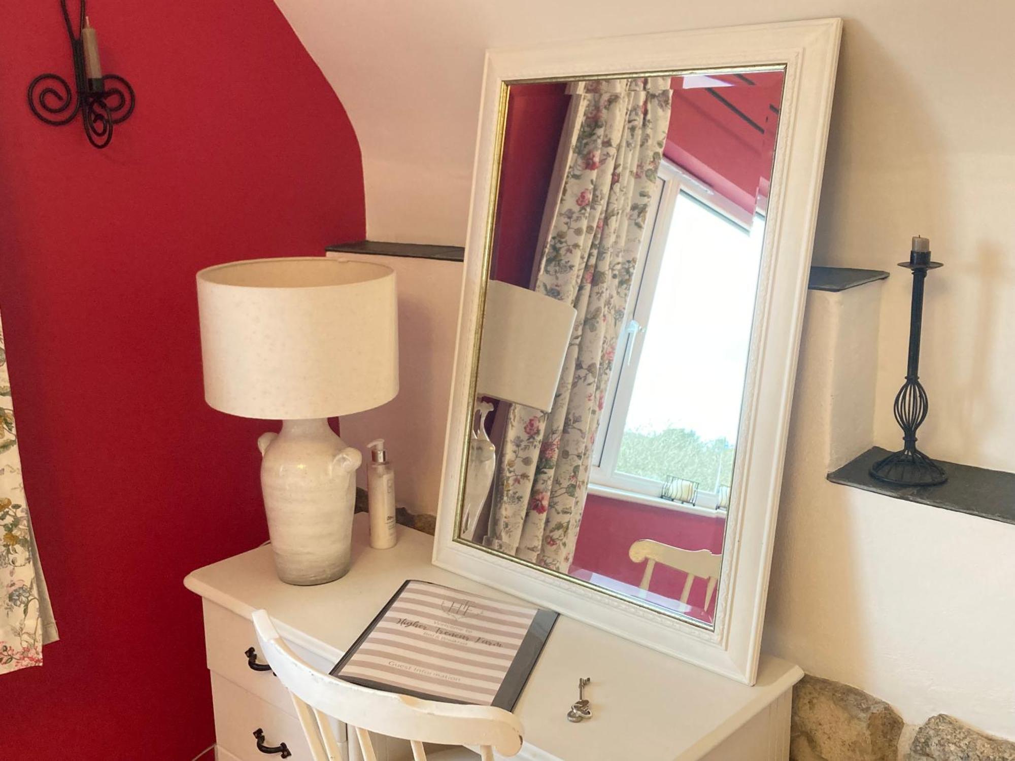 Higher Trenear Farm B&B 헬스턴 객실 사진